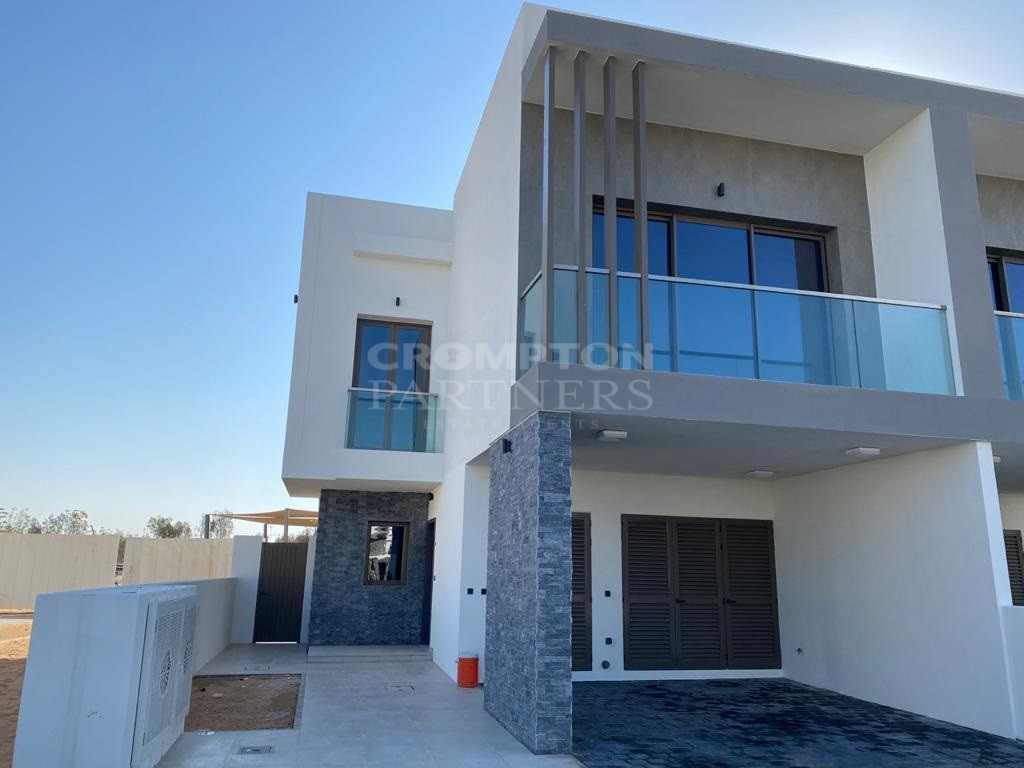 Corner|Single Row|Golf Course and Lake View