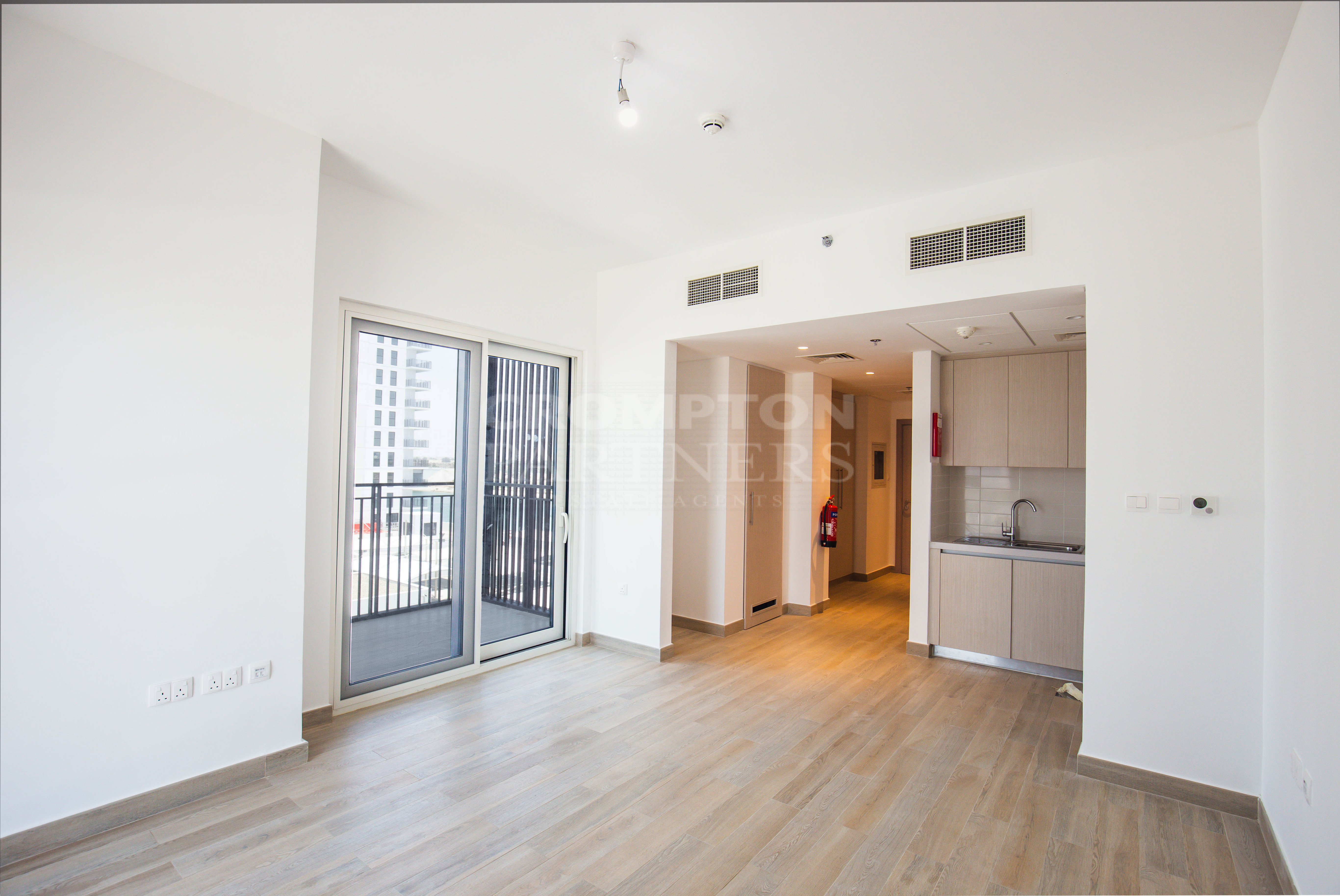 Fully Furnished Studio | Canal + F1 View | Vacant - Photo 3