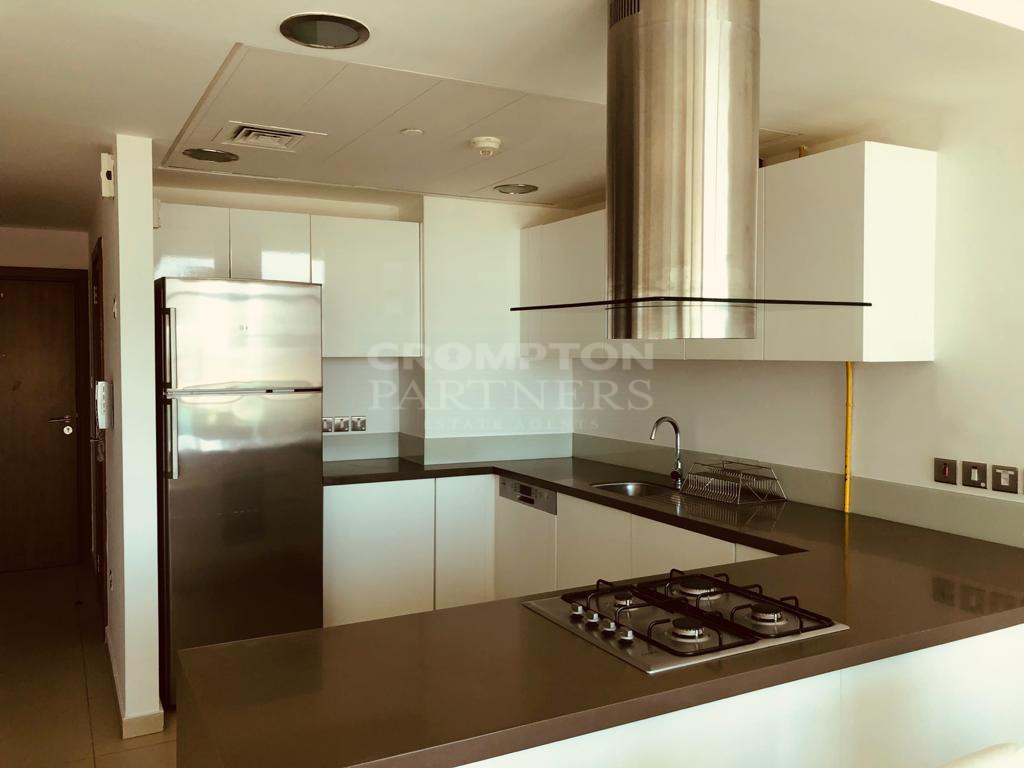 Sea view | Furnished | Vacant | Prime Location - Photo 3