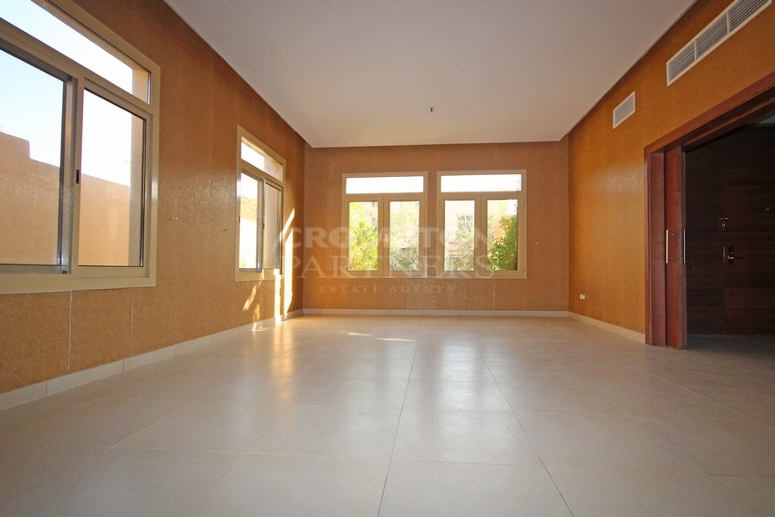 Outstanding | Spacious | Ready To Move In - Photo 5