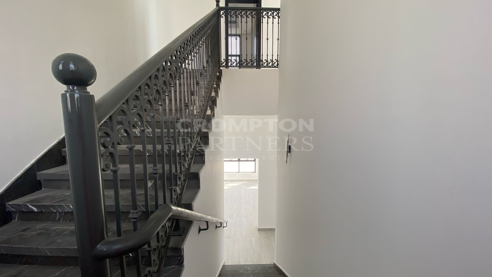 Luxurious Living | Great Family Home | Vacant - Photo 4