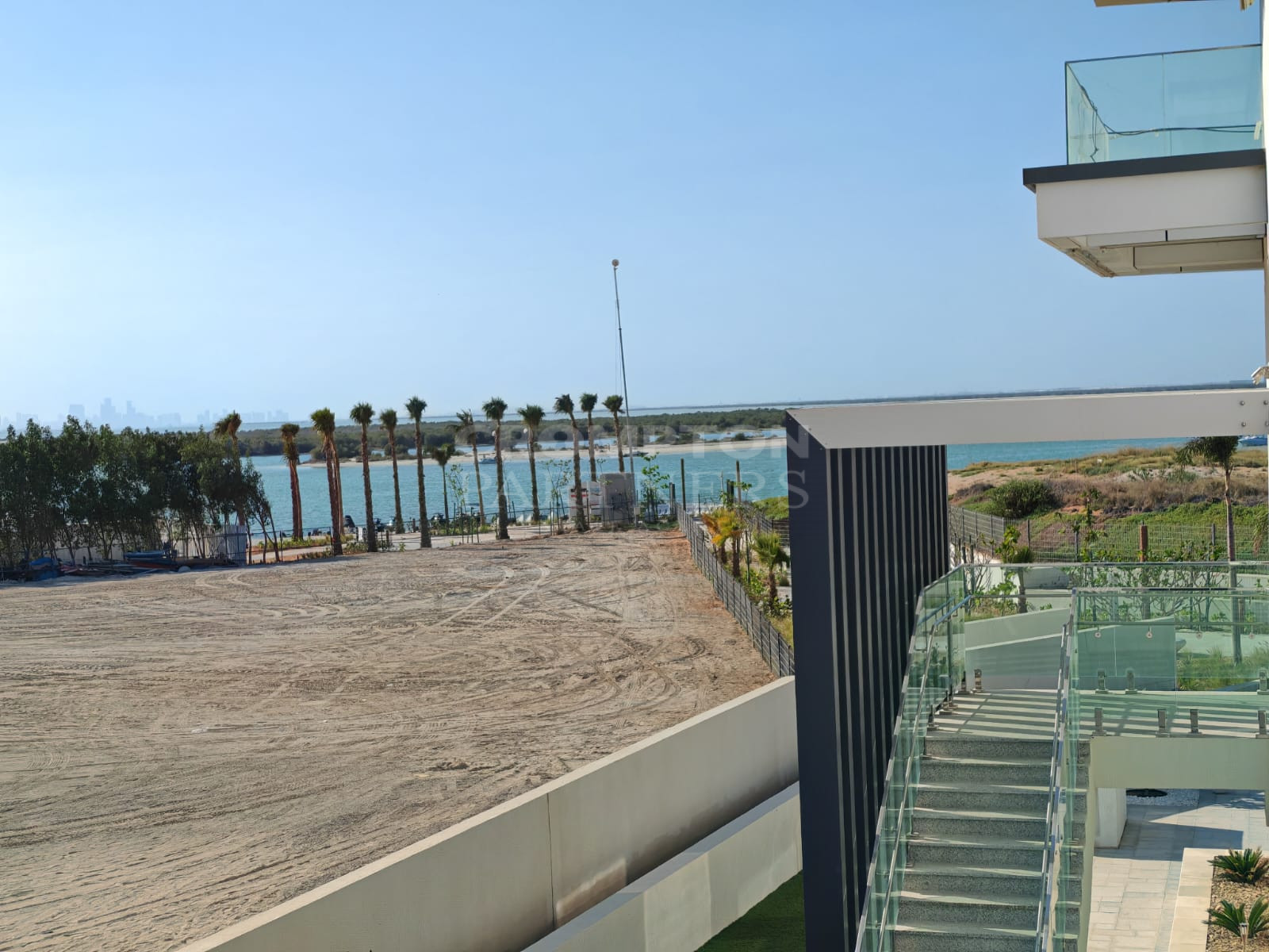Ideal Family Home|Bright Interior|Close To Beach - Photo 2