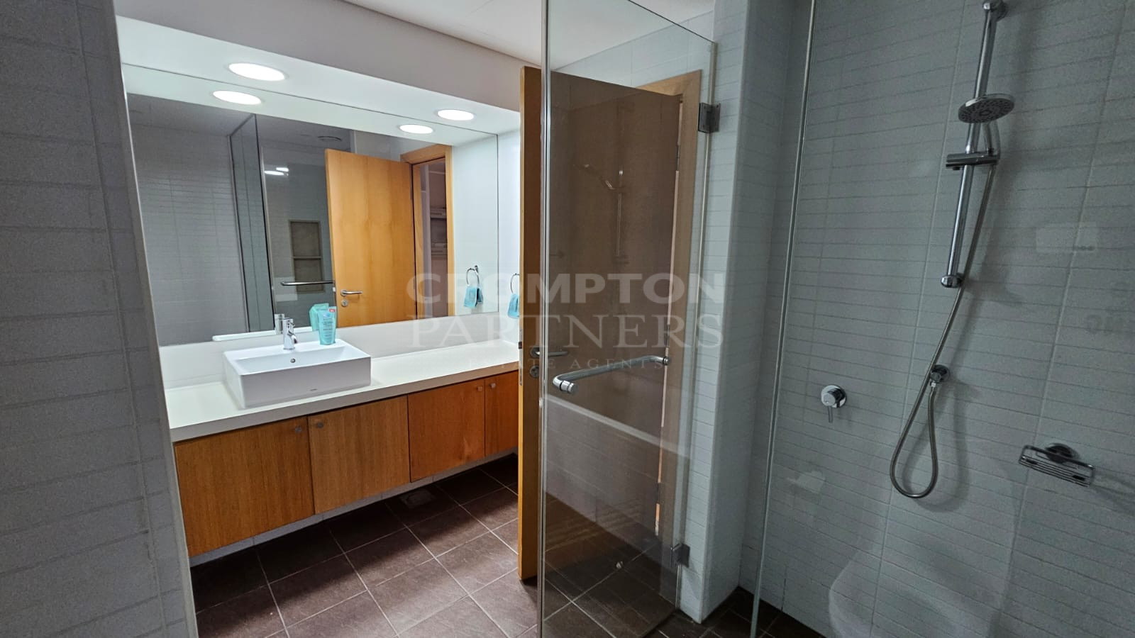 Tenanted l High Floor l Beatiful Canal Views - Photo 4