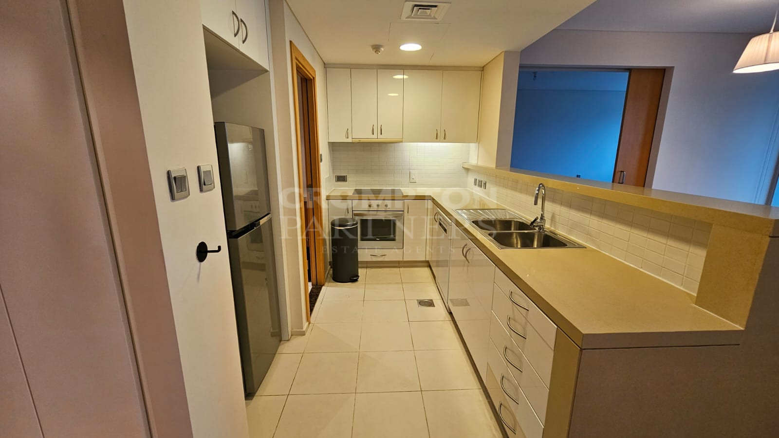 Tenanted l High Floor l Beatiful Canal Views - Photo 2