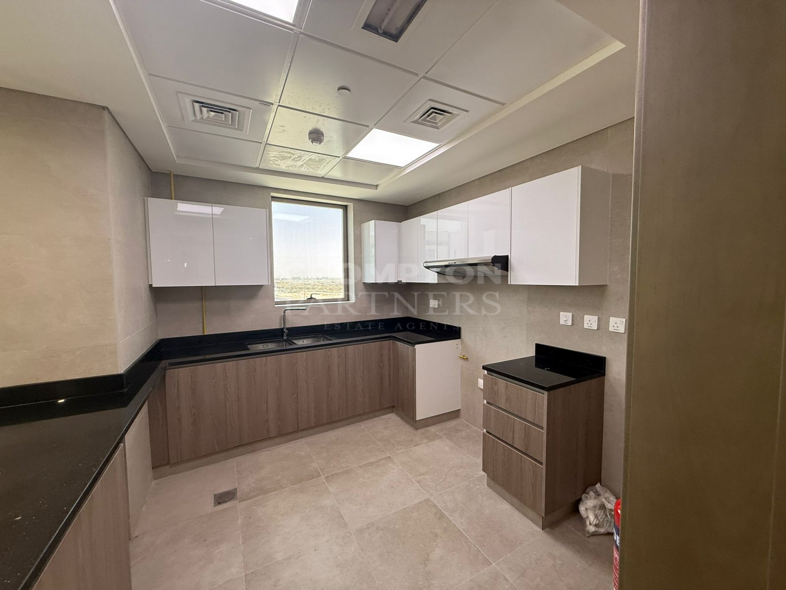 Mesmerizing | Spacious | Hot Price | Vacant - Photo 4