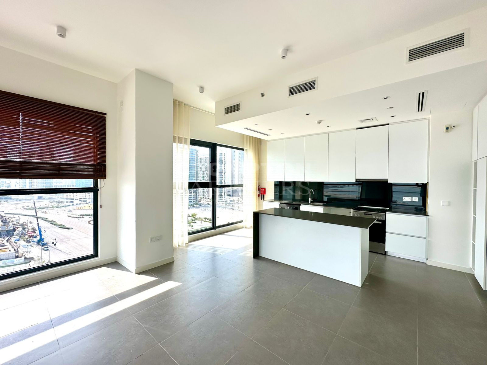 Luxurious | Best Location | Vacant | 2-3 Payments - Photo 4