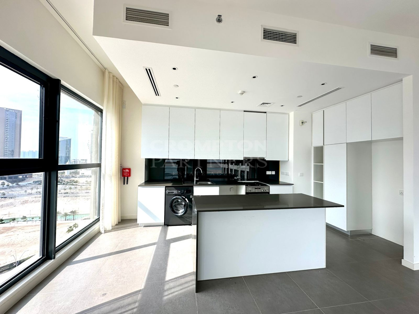 Luxurious | Best Location | Vacant | 2-3 Payments - Photo 5