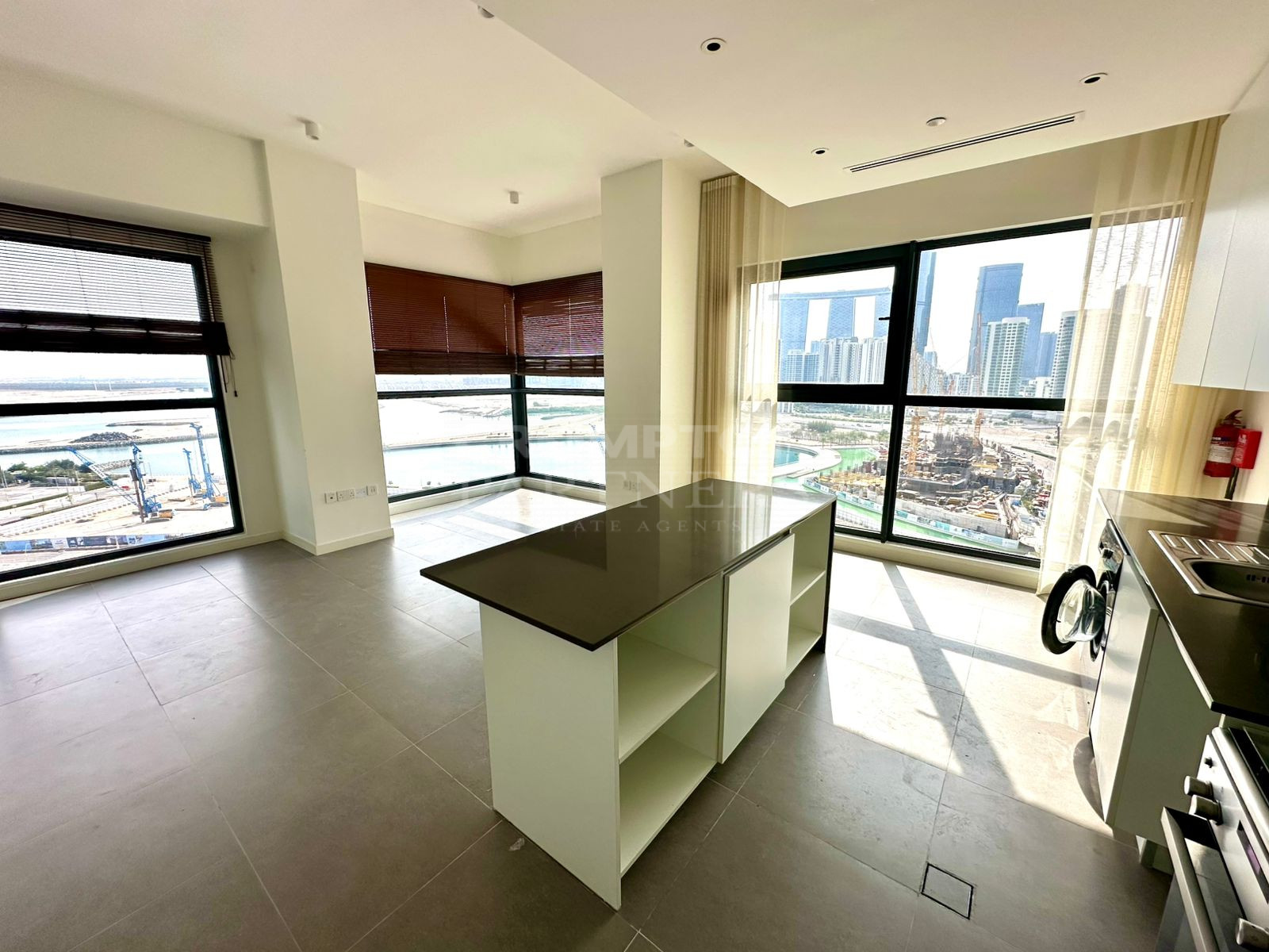 Luxurious | Best Location | Vacant | 2-3 Payments - Photo 2