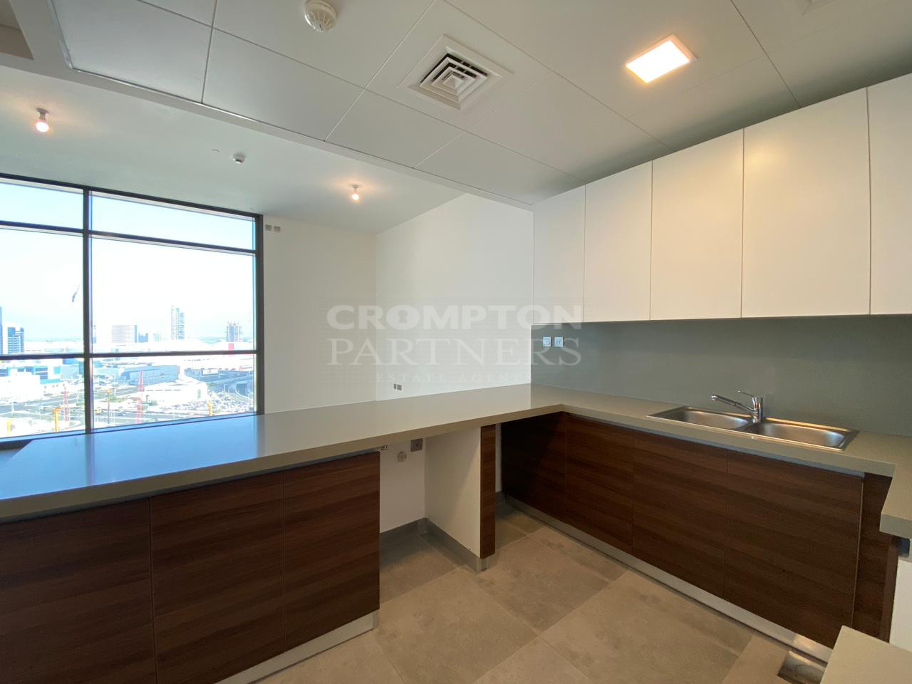 Luxurious Living | Prime Location | Vacant - Photo 5