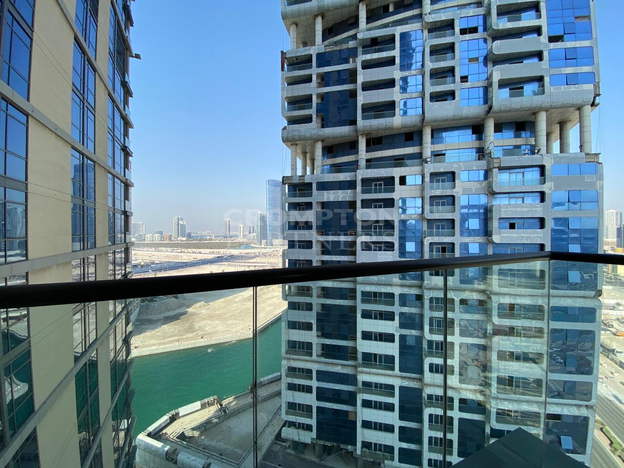 Luxurious Living | Prime Location | Vacant - Photo 2