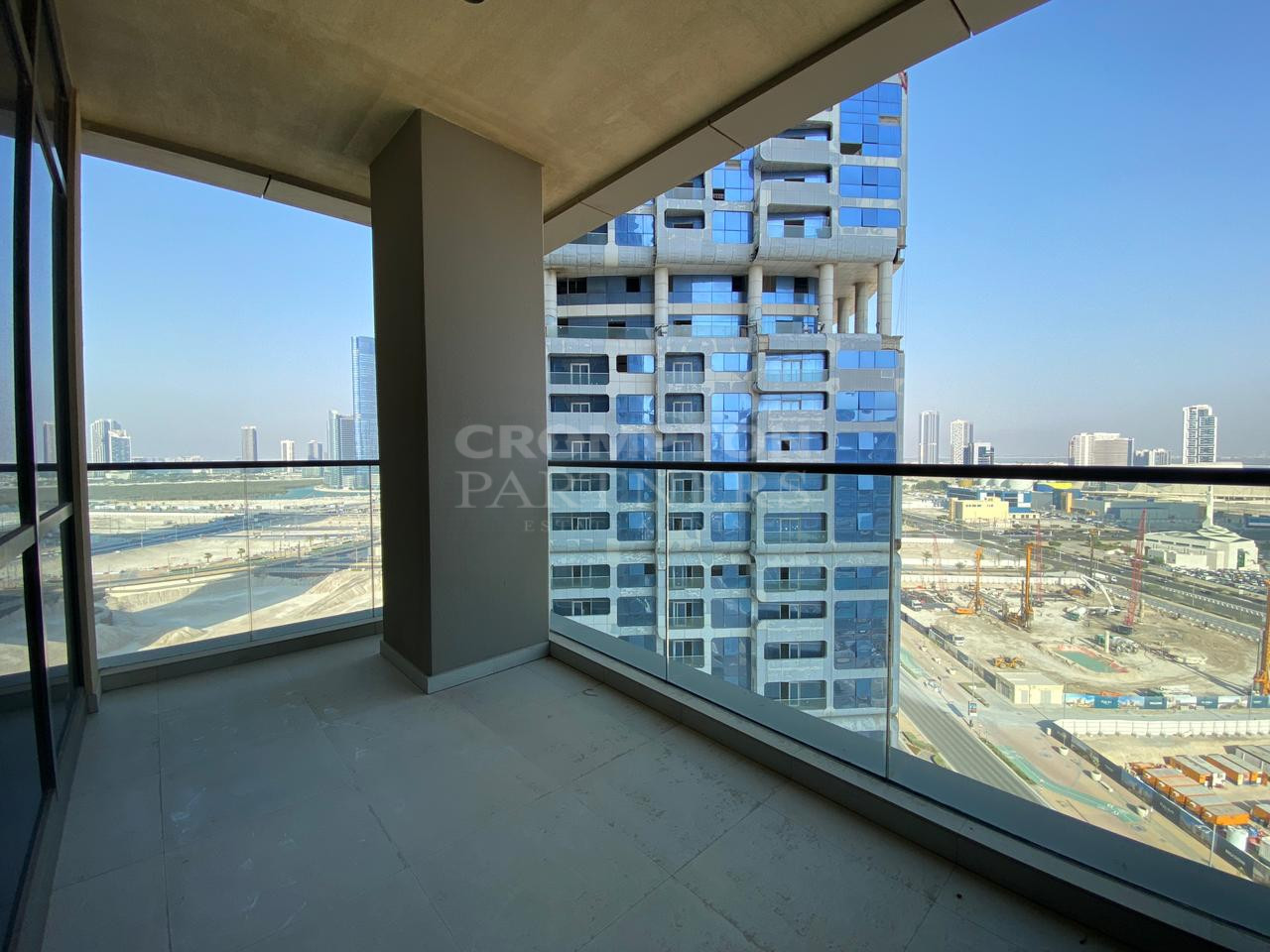 Luxurious Living | Prime Location | Vacant - Photo 4