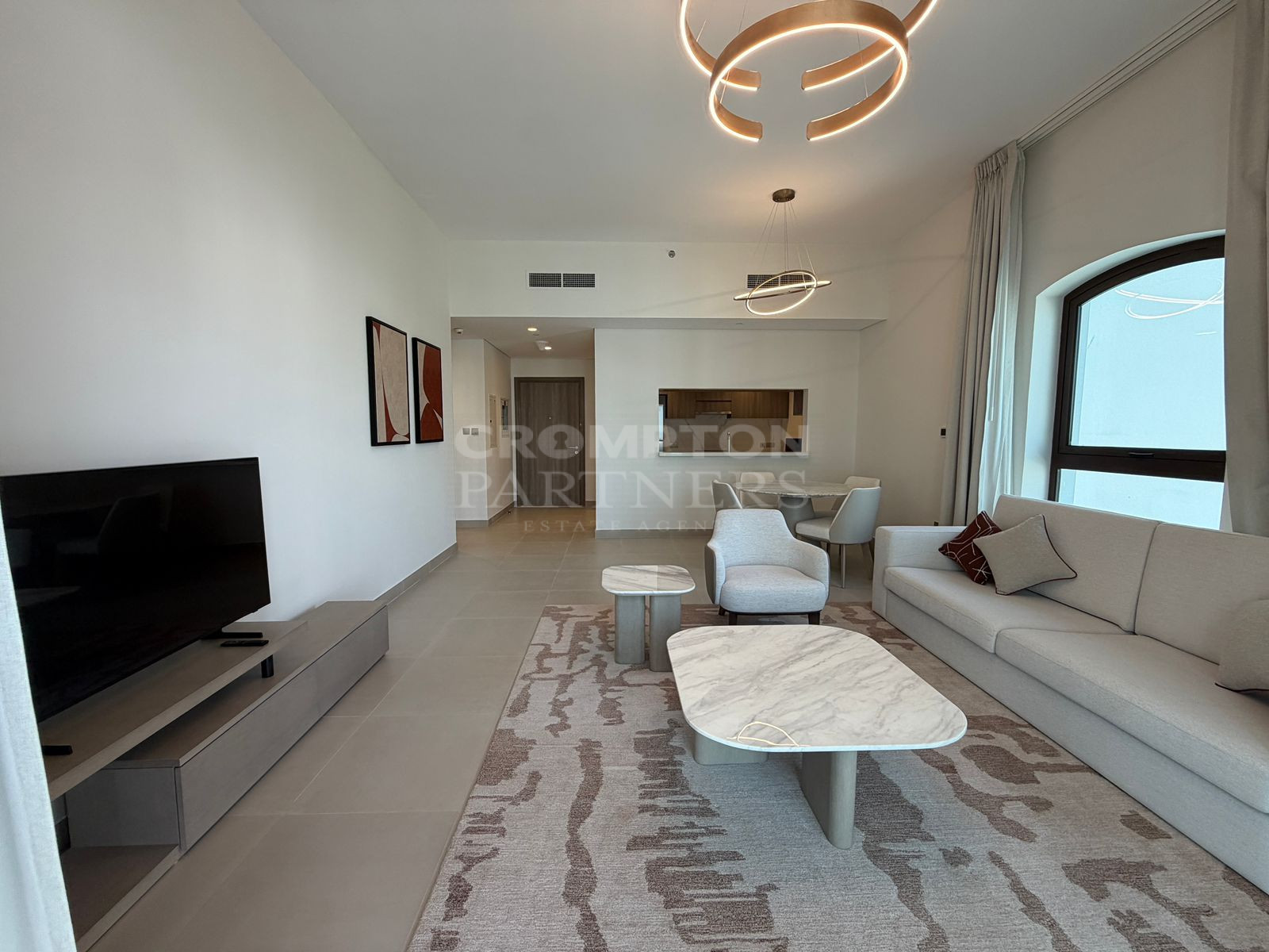 Luxurious Fully Furnished 1 Bedroom Apartment - Photo 2