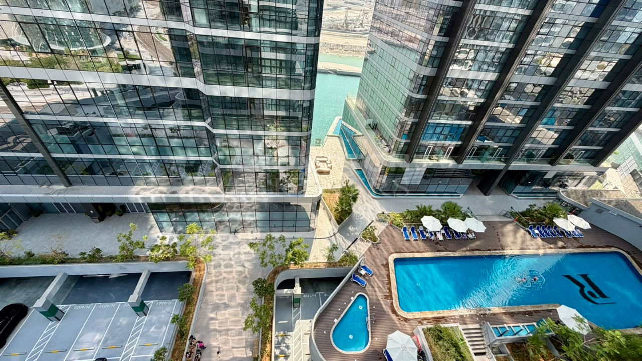 Lavish Living | Prime Location | Vacant - Photo 2