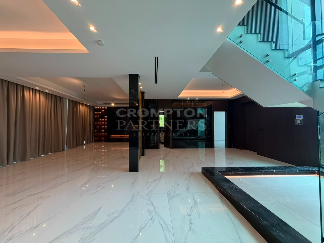 Stunning 5 BR | Private Pool | Garden | Vacant - Photo 3