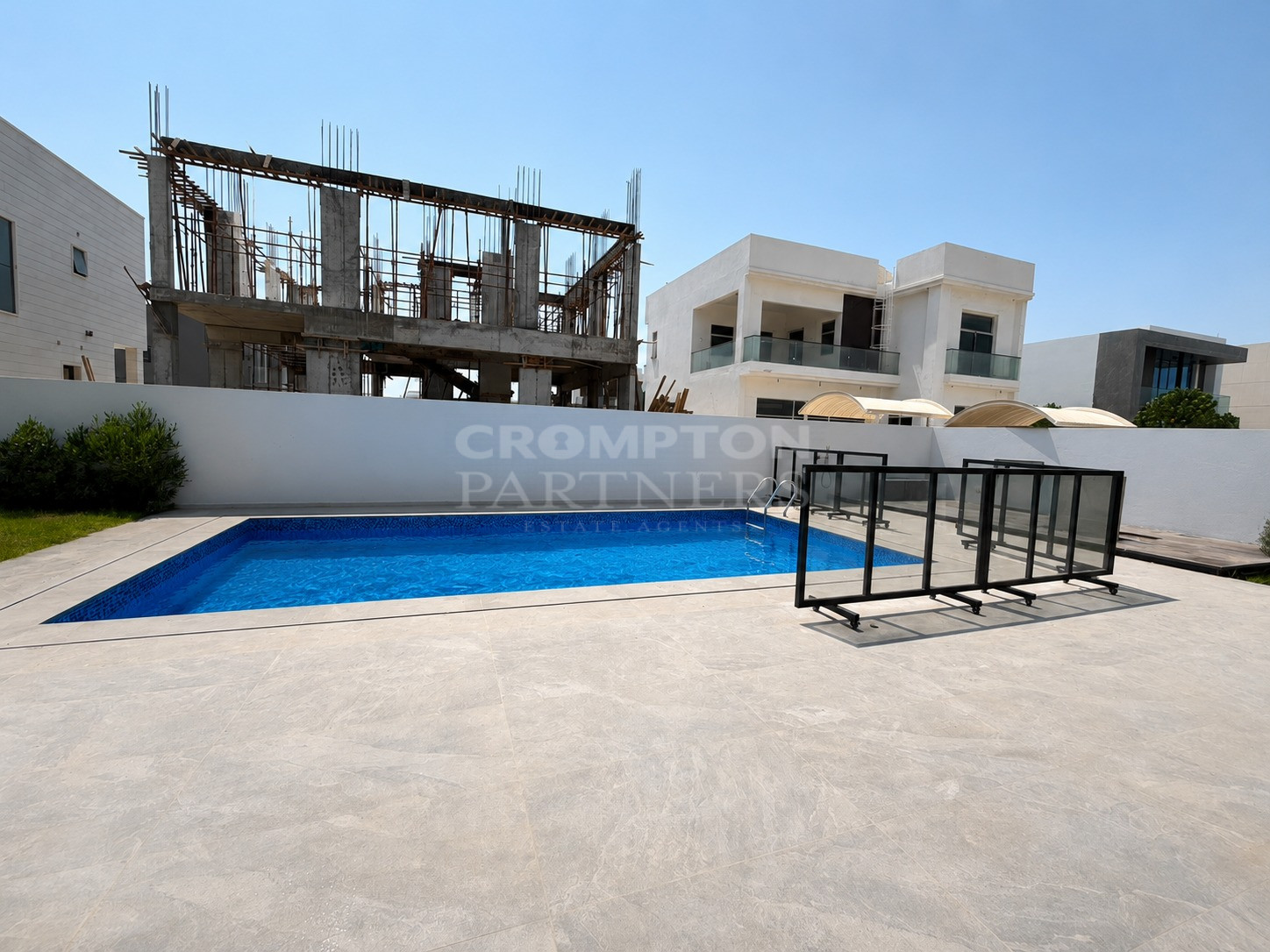 Stunning 5 BR | Private Pool | Garden | Vacant - Photo 2