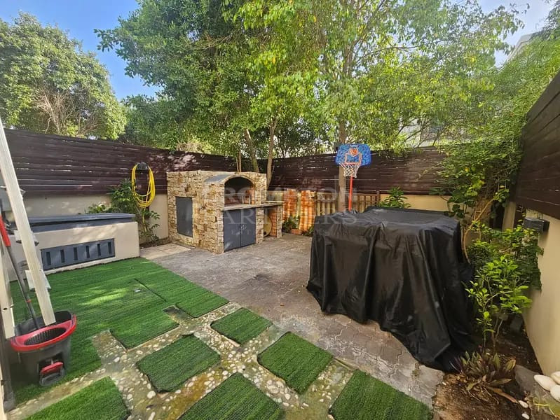 Corner 2 bedroom| Additional Room| Private Garden - Photo 2
