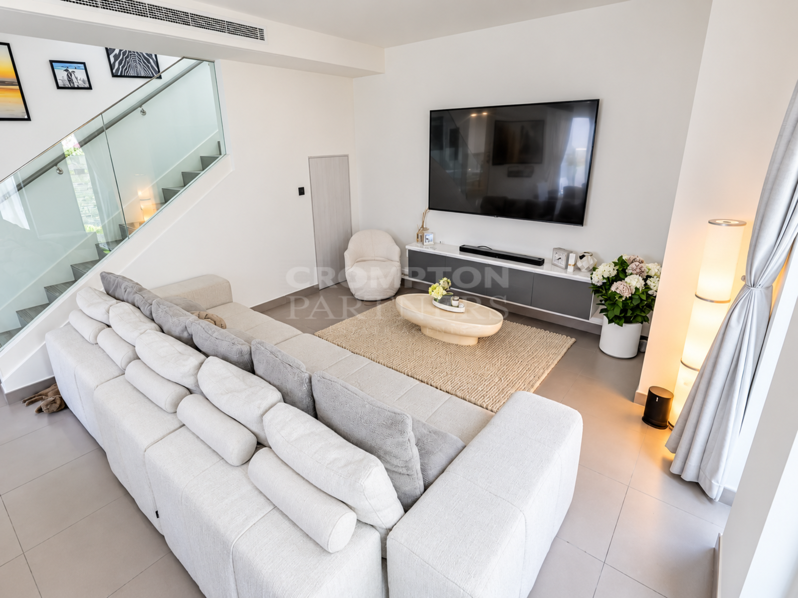 Luxury Villa 5BR+M |Vacant on transfer |Renovated - Photo 3