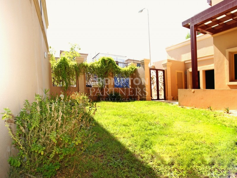 Private Pool | Garden | Vacant And Ready - Photo 4